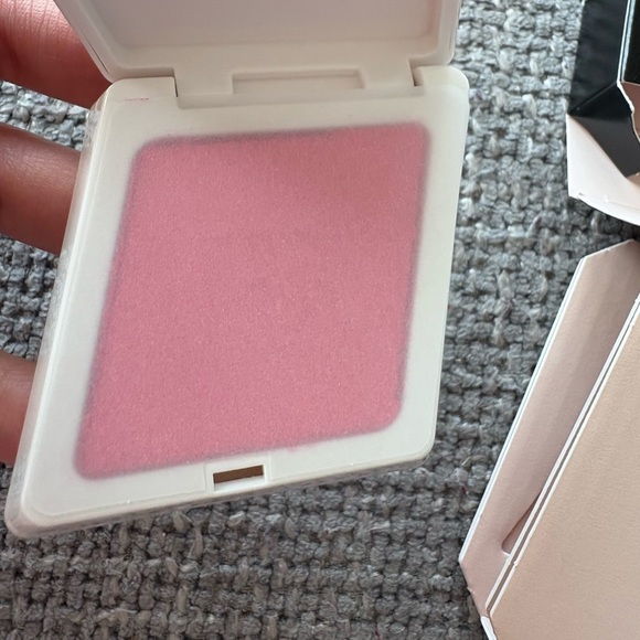 Fenty Beauty Cheeks Suede Powder Blush – Bubble Bands (Shimmering Hot Pink) - Picture 4 of 13